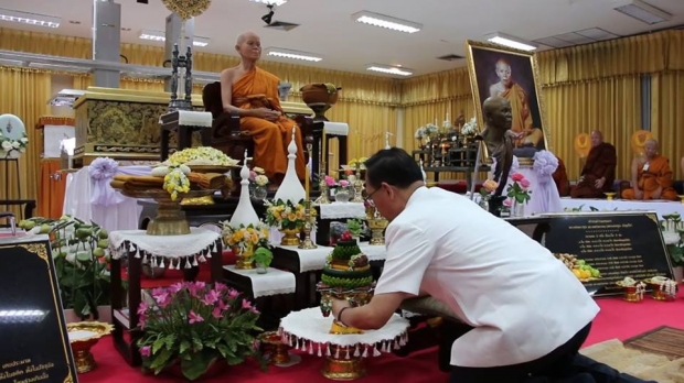 ภาพบรรจุ สรีระสังขาร หลวงพ่อคูณ ลงโลงไม้จันหอมลงรักปิดทอง