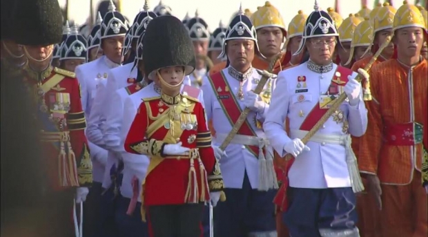 พสกนิกรเปล่งเสียง ‘ทรงพระเจริญ’ พระราชินี-เจ้าฟ้าพัชรกิติยาภา ทรงพระดำเนินในขบวนฯ