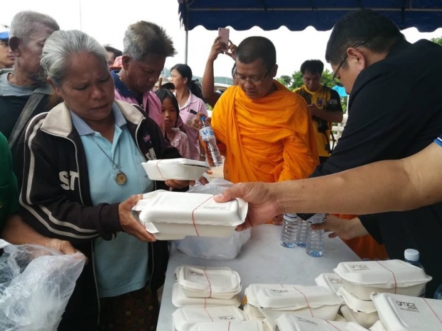  พระ-เณร ตั้งโรงครัวพระพุทธชินราช  ทำอาหารนับพันกล่องช่วยชาวบ้านน้ำท่วม