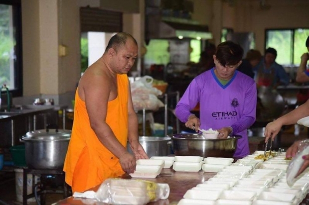  พระ-เณร ตั้งโรงครัวพระพุทธชินราช  ทำอาหารนับพันกล่องช่วยชาวบ้านน้ำท่วม