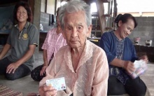 สุดทึ่ง!!! พบคุณยาย 6 แผ่นดิน!! อายุยืน 107 ปี  ยิ้มแย้มแจ่มใส แข็งแรงมาก!! (มีคลิป)