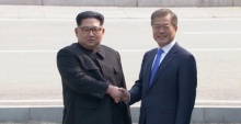 ภาพประวัติศาสตร์! 2 ผู้นำเกาหลีจับมือเดินข้ามเส้นแบ่งเขต