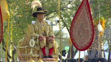 พสกนิกรเปล่งเสียง ‘ทรงพระเจริญ’ พระราชินี-เจ้าฟ้าพัชรกิติยาภา ทรงพระดำเนินในขบวนฯ