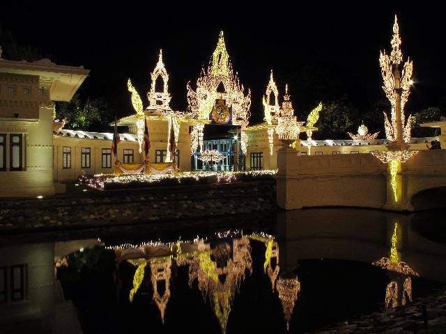 คนหลั่งไหลชมไฟหน้าวังสวนจิตรฯ-สื่อผสมหน้าวัดพระแก้ว