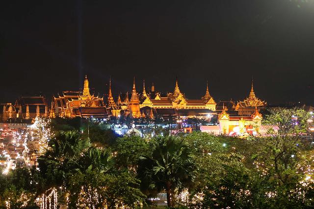 คนหลั่งไหลชมไฟหน้าวังสวนจิตรฯ-สื่อผสมหน้าวัดพระแก้ว