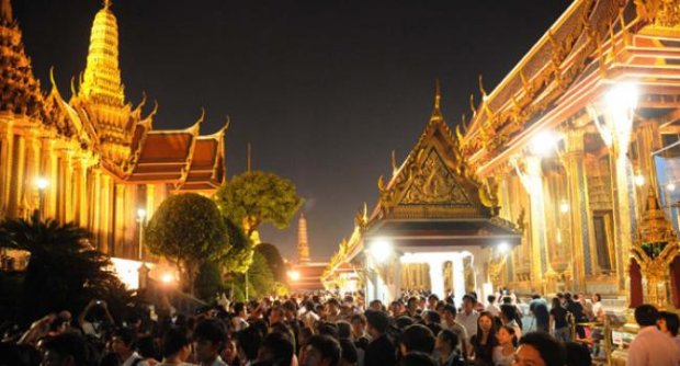 ปชช.แห่ชมพระราชวังยามค่ำก่อนวันสุดท้าย