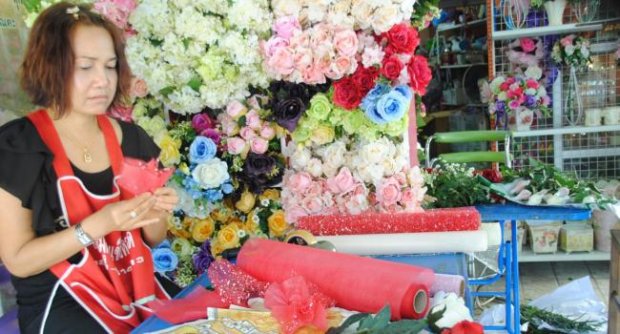 ร้านขายดอกกุหาบเร่งจัดดอกไม้ให้ลูกค้ายอดสั่งซื้อสั่งจองทะลุเป้าแม้ปรับราคาเพิ่มขึ้น