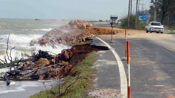 คลื่นลมทะเลฝั่งสงขลาแรงมาก ถนนเลียบชายหาดพัง20เมตร