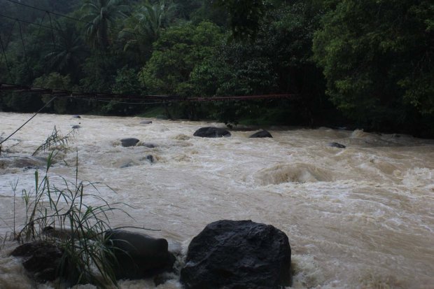 ฝนถล่มระนองเตือนนักท่องเที่ยวงดลงเล่นน้ำ