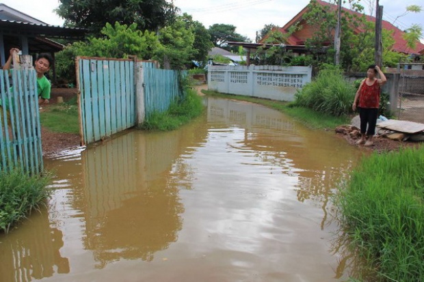 ชาวลำปางสุดทนประกาศขายบ้านหนีน้ำท่วมขังหน้าบ้านมานานกว่า 3 ปี 