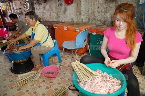 เปิดใจ‘น้องติ้ง’พริ้ตตี้สาวขายไก่ย่างสุดฮอตเมืองสกลฯ 