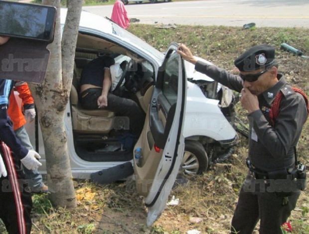 รถติดโลโก้ตร. พุ่งชนป้าย-อัดก๊อปปี้ต้นไม้พังยับ 