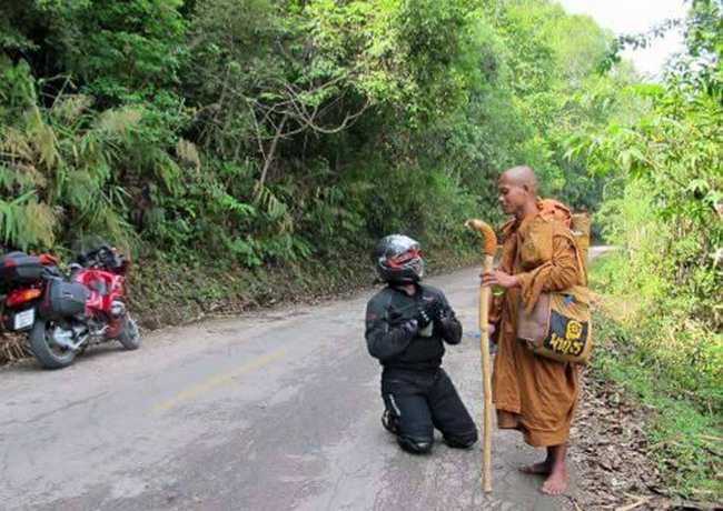 อนุโมทนาแชร์พระธุดงค์ตามป่า แตกต่างจากเดินธุดงค์ในเมือง!