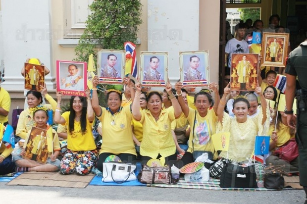 ปีติสองพระองค์พระพักตร์แจ่มใส “ในหลวง-ราชินี” เสด็จฯกลับวังไกลกังวล-ปชช.เปล่งเสียงทรงพระเจริญ