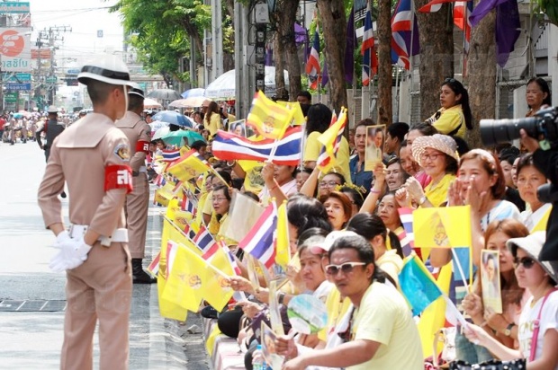 ปีติสองพระองค์พระพักตร์แจ่มใส “ในหลวง-ราชินี” เสด็จฯกลับวังไกลกังวล-ปชช.เปล่งเสียงทรงพระเจริญ