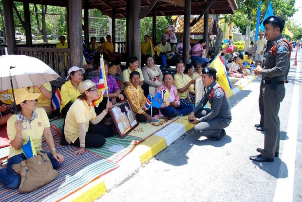 ปีติสองพระองค์พระพักตร์แจ่มใส “ในหลวง-ราชินี” เสด็จฯกลับวังไกลกังวล-ปชช.เปล่งเสียงทรงพระเจริญ