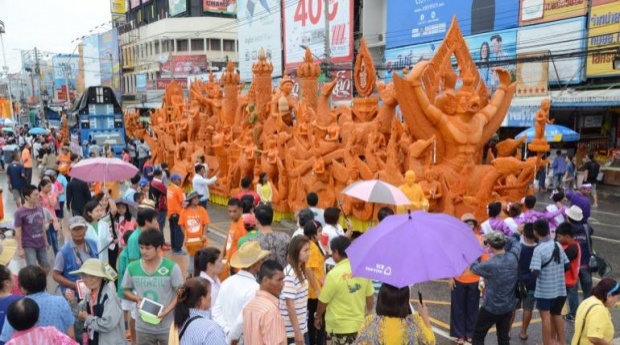 แห่เทียนโคราชคึกคัก ชาวไทย-ต่างชาติ ชมขบวนแห่ 43 วัด อย่างล้นหลาม