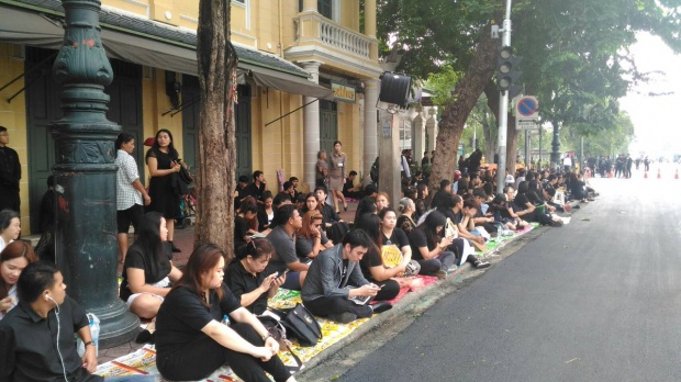 บรรยากาศประชาชนแต่งดำไว้ทุกข์ ทยอยจับจองที่รอขบวนพระราชพิธี