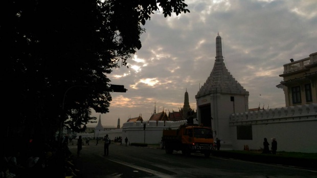 บรรยากาศประชาชนแต่งดำไว้ทุกข์ ทยอยจับจองที่รอขบวนพระราชพิธี