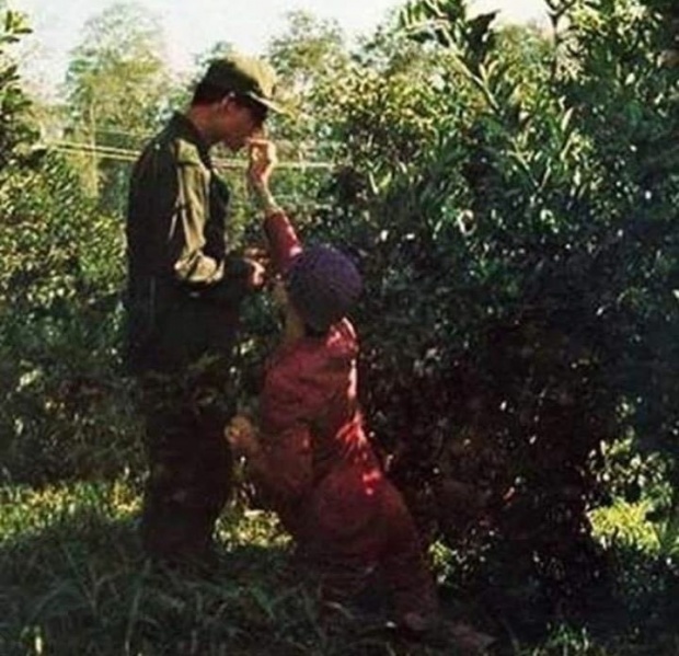 4 ภาพตรึงใจ รัชกาลที่ 9 และ พระราชินี ทรงสอนให้รู้ว่าถึงคำว่า คู่รักเคียงบ่าเคียงไหล่