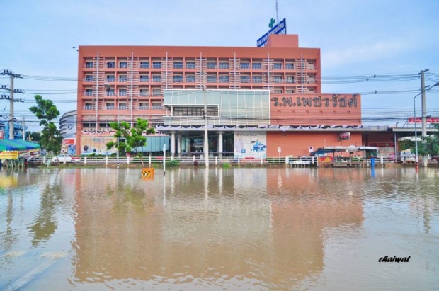 ”ประวัติศาสตร์”ที่ต้องบันทึก ช่างภาพรุ่มใหญ่ตระเวนถ่ายรูปน้ำท่วมเมืองเพชร