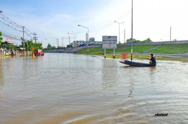 ”ประวัติศาสตร์”ที่ต้องบันทึก ช่างภาพรุ่มใหญ่ตระเวนถ่ายรูปน้ำท่วมเมืองเพชร