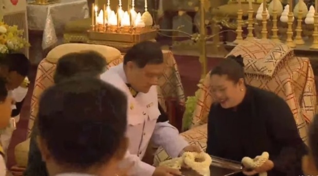 “พระองค์เจ้าสิริภาฯ” พร้อมพระบิดา “น.อ.วีระยุทธ”ถวายสักการะพระบรมศพ(คลิป)