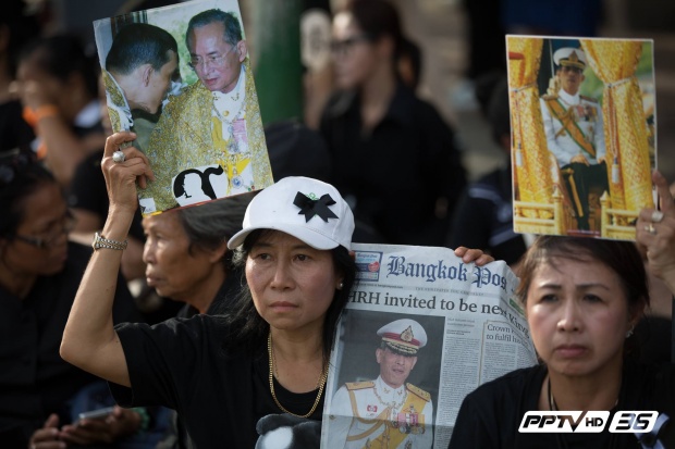 ประชาชนรอเฝ้าทูลละอองพระบาทรับเสด็จ รัชกาลที่10