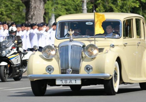 รัชกาลที่10 เสด็จพระราชดำเนินโดยรถยนต์พระที่นั่ง ไปยังพระบรมมหาราชวัง 