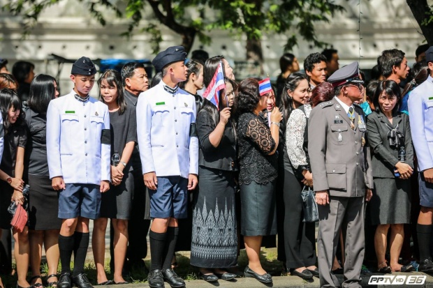 รัชกาลที่10 เสด็จพระราชดำเนินโดยรถยนต์พระที่นั่ง ไปยังพระบรมมหาราชวัง 