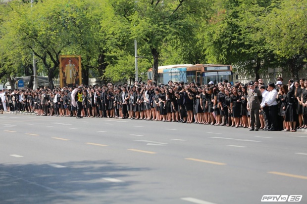 รัชกาลที่10 เสด็จพระราชดำเนินโดยรถยนต์พระที่นั่ง ไปยังพระบรมมหาราชวัง 