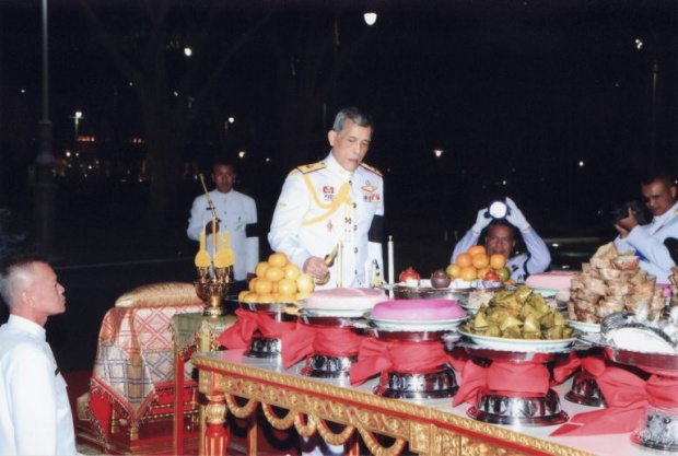 “ในหลวง ร.10” ทรงประกอบพิธีสังเวยพระป้ายในเทศกาลตรุษจีน