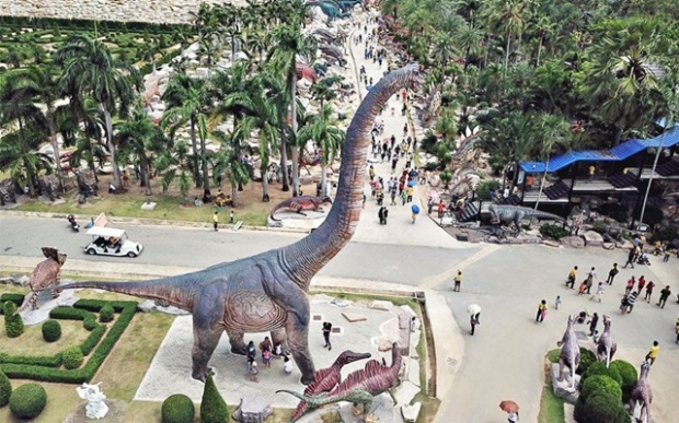 หยุดยาวคึกคัก! ผู้คนนับหมื่นแห่เที่ยว หุบเขาไดโนเสาร์ ที่ใหญ่ที่สุดในโลก
