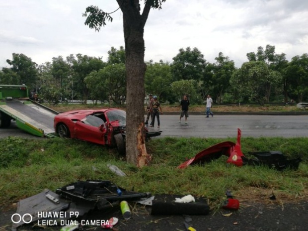 ระทึก! เฟอร์รารี่ เสยยับชนรถพ่วง เจ็บ 4 บนถนนมิตรภาพ