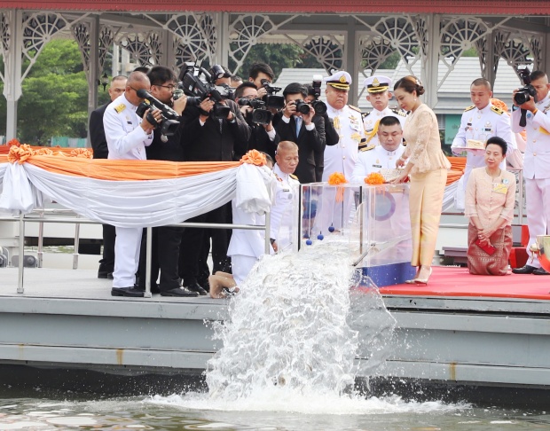 พระองค์ภาฯ ทรงปล่อยปลาบำเพ็ญพระกุศล วันคล้ายวันประสูติ