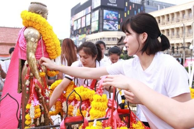 ทัพวอลเลย์บอลสาว ไทย-เกาหลี ถึงโคราช สักการะ ‘ย่าโม’ ก่อนลุยศึกลูกยาง “ออลสตาร์ ซูเปอร์แมตช์”