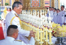 ปีติ ในหลวง เสด็จฯพิธีทรงตั้งเปรียญพระ-เณร 246 รูป พสกนิกร รับเสด็จ เนืองแน่น!!