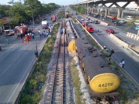 เร่งกู้! รถไฟบรรทุกน้ำมันตกรางดอนเมือง