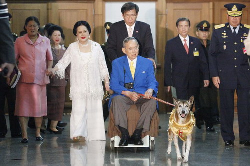 ในหลวง-พระราชินี เสด็จฯ ทอดพระเนตรการแสดงดนตรีวงดุริยางค์ทหารเรือ 