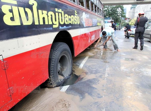 ผู้โดยสารขสมก.เหวอกลางกรุงรับปีใหม่ จู่ๆ ถนนวิทยุใกล้แยกเพลินจิตยุบเป็นหลุมลึกกว่าเมตร!