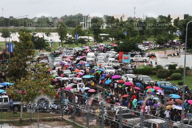 สนามแทบแตก! แฟนวอลเล่ย์บอลหญิงไทยยอมตากฝนต่อแถวซื้อตั๋วตบกับญี่ปุ่นเย็นนี้