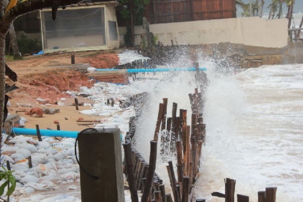 เขาหลักอ่วม เกิดคลื่นสูง 5 เมตรซัดชายหาดเสียหายตลอดแนว