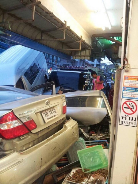 ชนวินาศสันตะโรกลางตลาดสดบ้านฉาง