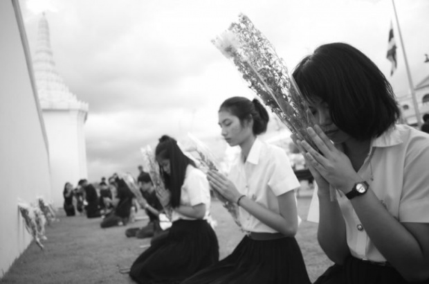 ภาพชุดพสกนิกรถวายอาลัย แน่นรอบพระบรมมหาราชวัง