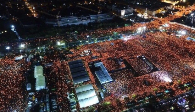 ภาพประวัติศาสตร์งดงาม!! 22 ต.ค. เวลา 22.00 น. ปชช.จุดเทียนร้องเพลงสรรเสริญพระบารมี