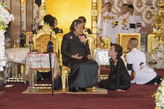 พสกนิกรปลื้ม รวมภาพแห่งความซึ้ง 4 พระองค์ทรงให้กำลังพระทัยกัน ในวันที่ไม่มีพ่อหลวง