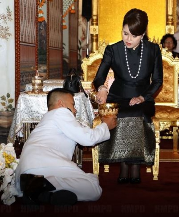 ซึ้ง “พระองค์ภาฯ” ทรงคุกเข่าสวมกอด “ทูลกระหม่อมหญิงฯ”