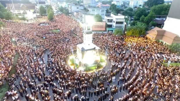 ชาวลำปาง จัดกิจกรรมกอดรูปพ่อไว้แนบใจ หมื่นดวงใจถวายอาลัยผ่านแสงเทียน