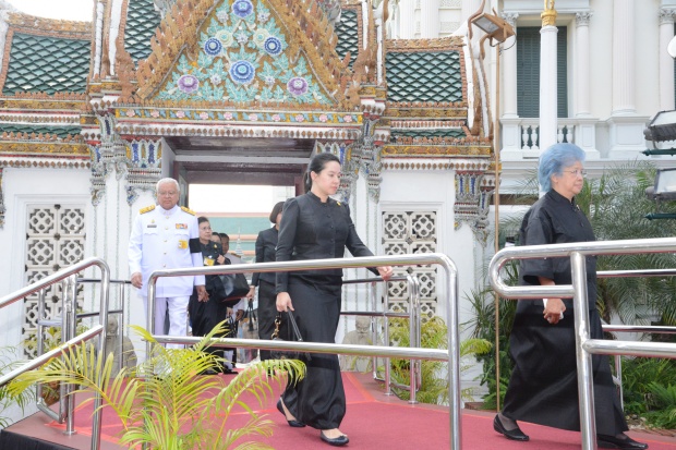 พระเทพฯ-คุณพลอยไพลิน ทรงบำเพ็ญพระราชกุศลถวายภัตตาหารเช้า