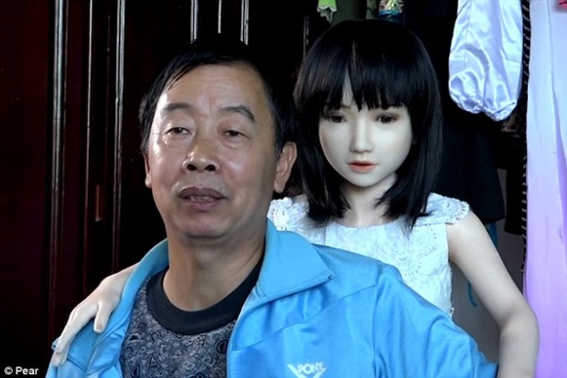 ติดตามชีวิตพ่อม่ายจีน ใช้ชีวิตกับตุ๊กตายาง 7 ตัว รักดูแลเหมือนกับลูกสาว!!